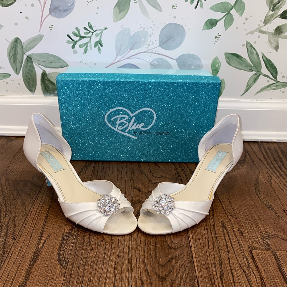 Blue by Betsey Johnson Satin Pumps. Size 8. EUC!